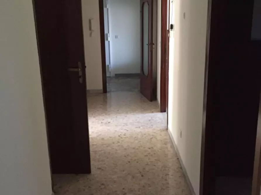 Immagine 18 di Camera in affitto  in via croce Rossa a Napoli