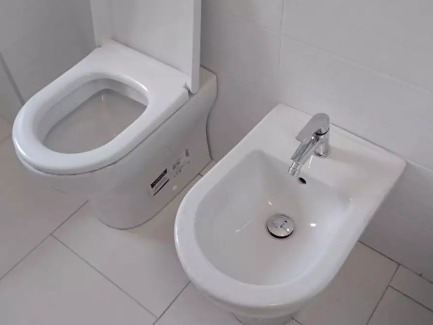 Immagine 19 di Camera in affitto  in via croce Rossa a Napoli