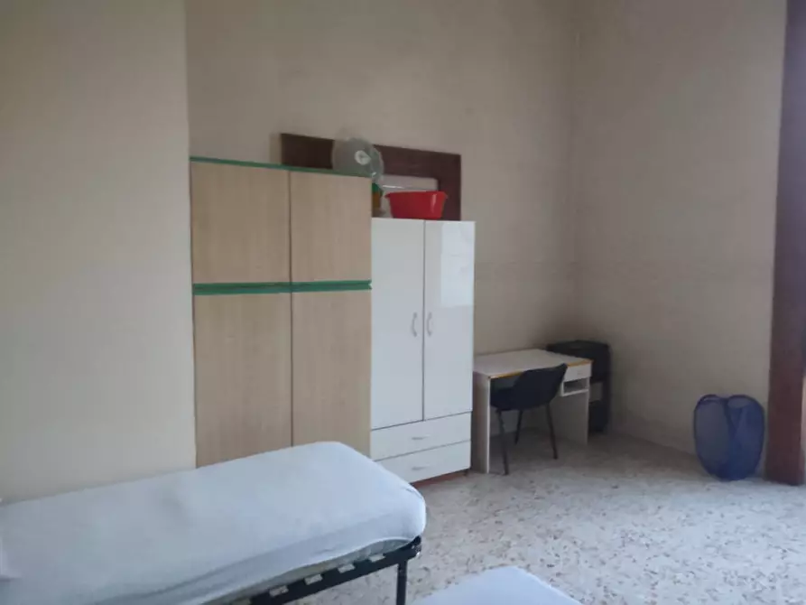 Immagine 3 di Camera in affitto  in Via duomo a Napoli