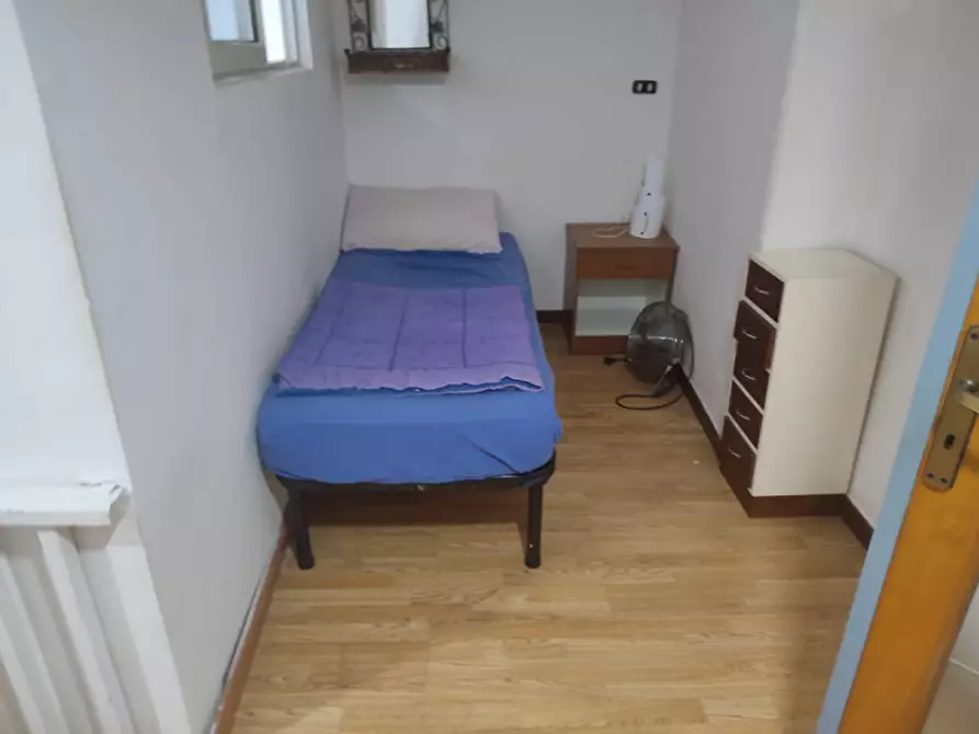 Immagine 15 di Camera in affitto  in Via duomo a Napoli