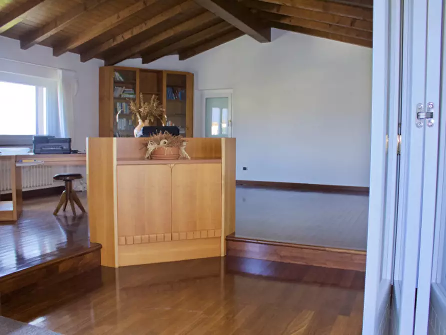 Immagine 22 di Villa in vendita  in Via Madresca 7 a Inverigo