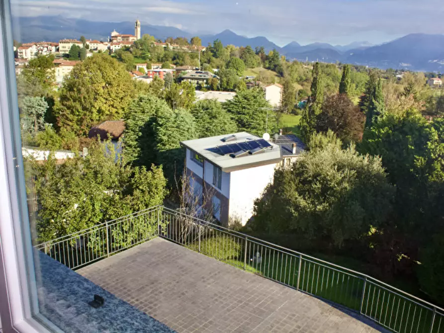 Immagine 23 di Villa in vendita  in Via Madresca 7 a Inverigo