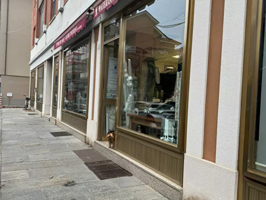 Immagine 2 di Negozio in vendita  in Via Aldo Moro a Alba