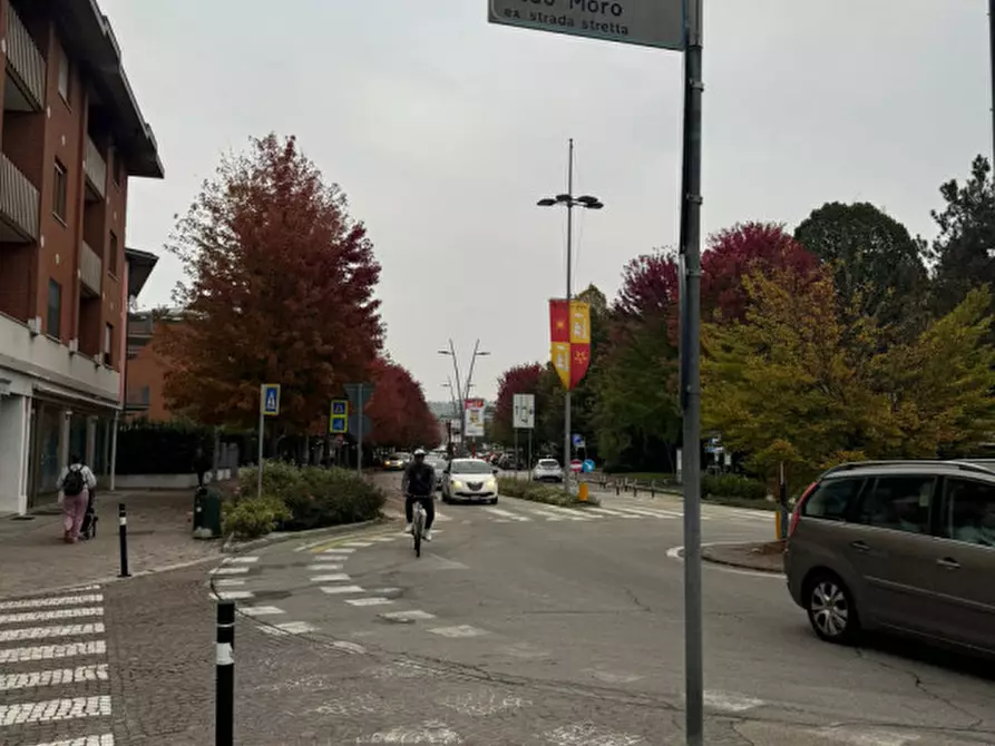 Immagine 5 di Negozio in vendita  in Via Aldo Moro a Alba