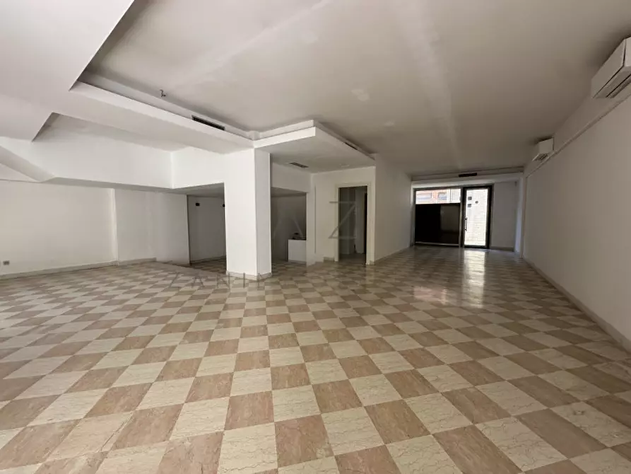 Immagine 3 di Negozio in affitto  in piazza giorgio saviane 9 a Castelfranco Veneto