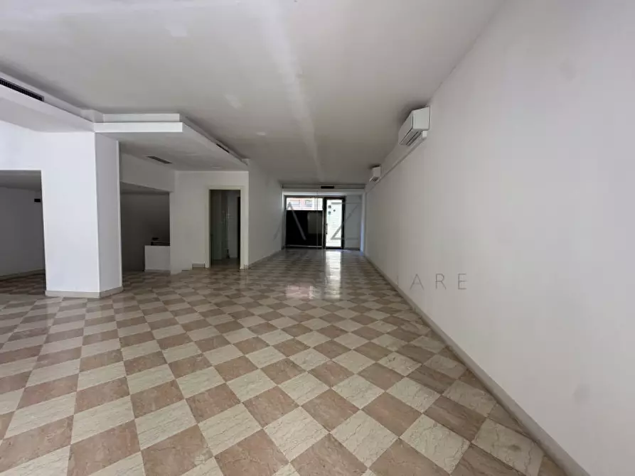 Immagine 4 di Negozio in affitto  in piazza giorgio saviane 9 a Castelfranco Veneto