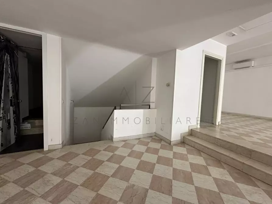 Immagine 5 di Negozio in affitto  in piazza giorgio saviane 9 a Castelfranco Veneto