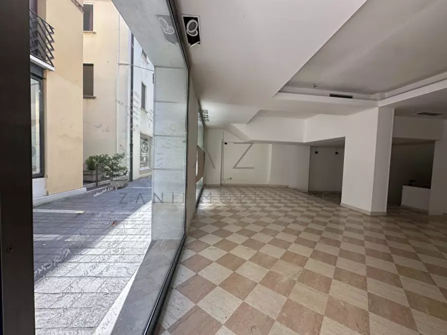 Immagine 7 di Negozio in affitto  in piazza giorgio saviane 9 a Castelfranco Veneto