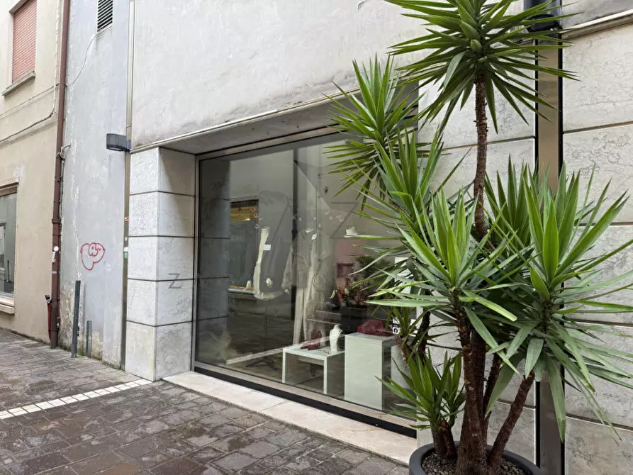 Immagine 8 di Negozio in affitto  in piazza giorgio saviane 9 a Castelfranco Veneto