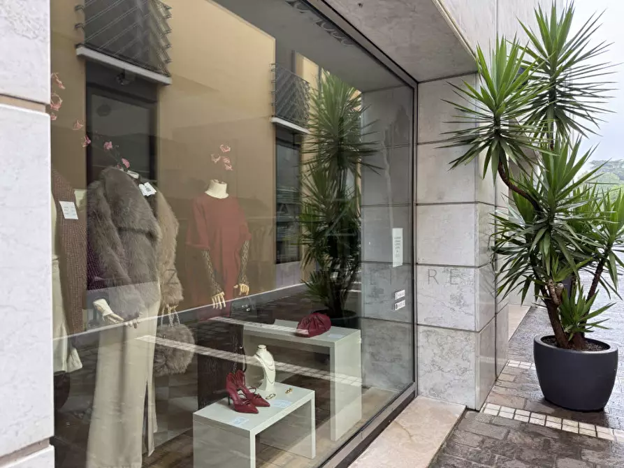 Immagine 9 di Negozio in affitto  in piazza giorgio saviane 9 a Castelfranco Veneto
