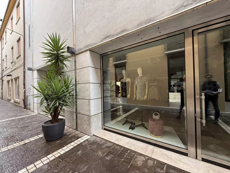 Immagine 10 di Negozio in affitto  in piazza giorgio saviane 9 a Castelfranco Veneto