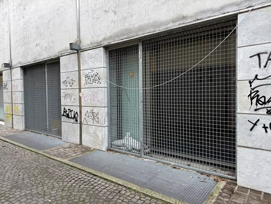 Immagine 11 di Negozio in affitto  in piazza giorgio saviane 9 a Castelfranco Veneto