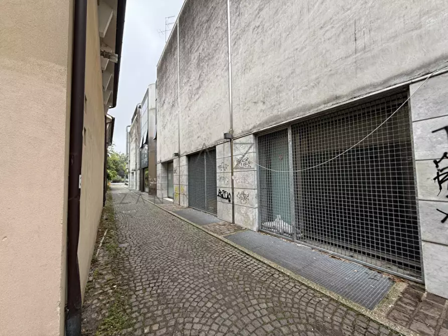 Immagine 12 di Negozio in affitto  in piazza giorgio saviane 9 a Castelfranco Veneto