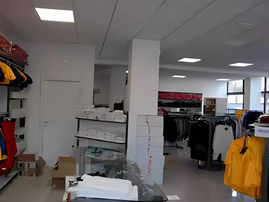 Immagine 4 di Negozio in vendita  in via don giuseppe diana, n. snc a Gubbio