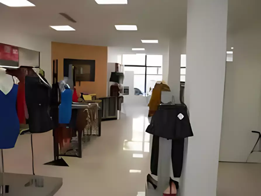 Immagine 5 di Negozio in vendita  in via don giuseppe diana, n. snc a Gubbio