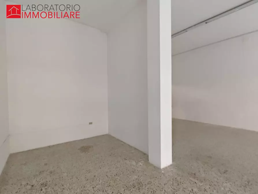 Immagine 6 di Attività commerciale in affitto  in via Benedetto Croce a Lecce