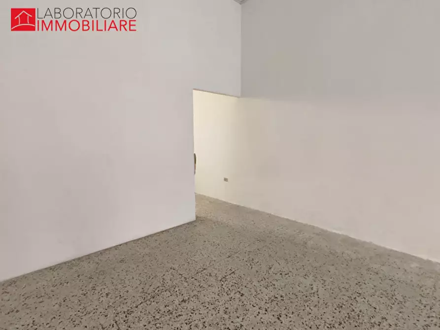 Immagine 8 di Attività commerciale in affitto  in via Benedetto Croce a Lecce