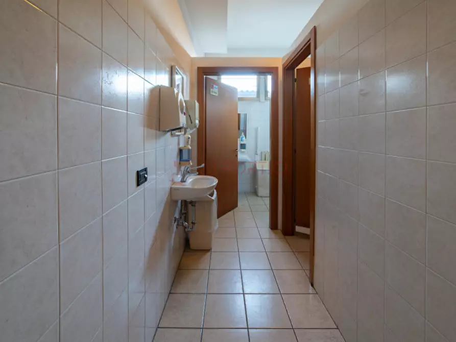 Immagine 12 di Negozio in vendita  in Via Alto Adige a Campolongo Maggiore