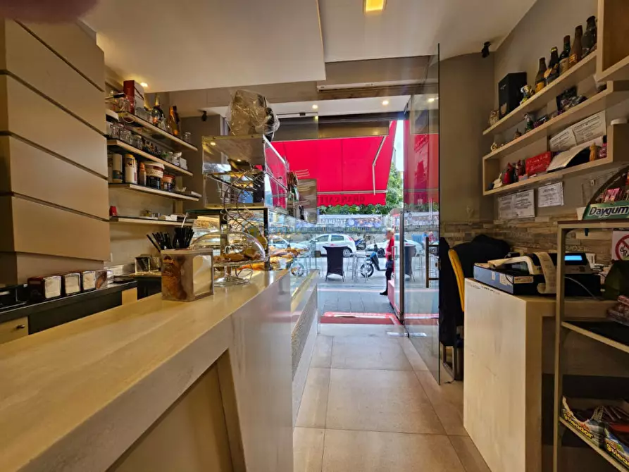 Immagine 4 di Attività commerciale in vendita  in Viale Cavalleggeri d'Aosta a Napoli