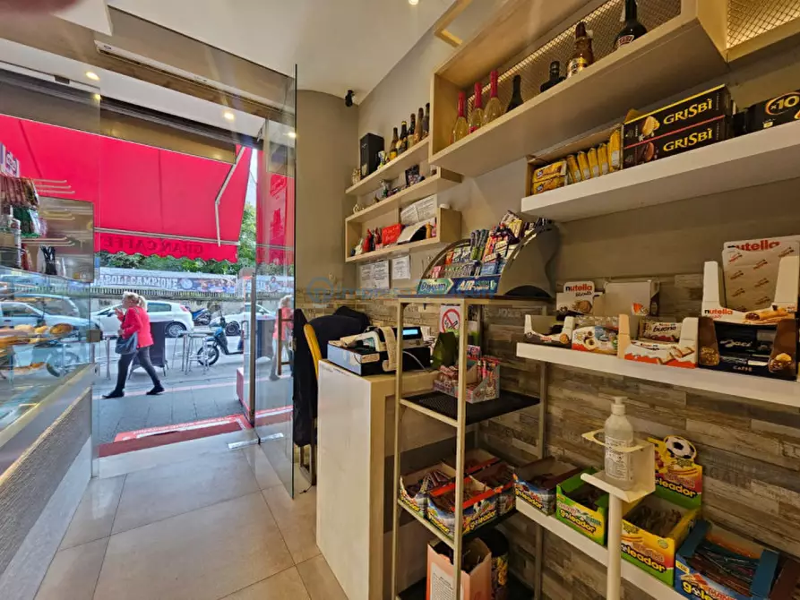 Immagine 5 di Attività commerciale in vendita  in Viale Cavalleggeri d'Aosta a Napoli
