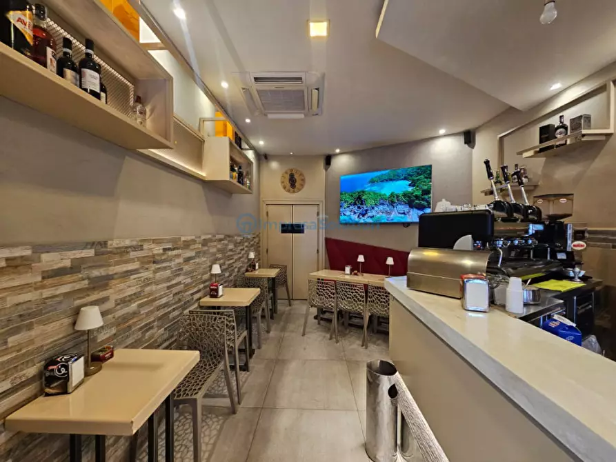 Immagine 11 di Attività commerciale in vendita  in Viale Cavalleggeri d'Aosta a Napoli