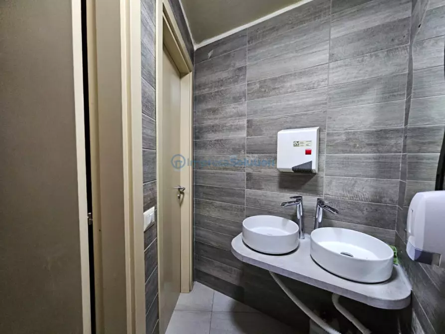 Immagine 15 di Attività commerciale in vendita  in Viale Cavalleggeri d'Aosta a Napoli