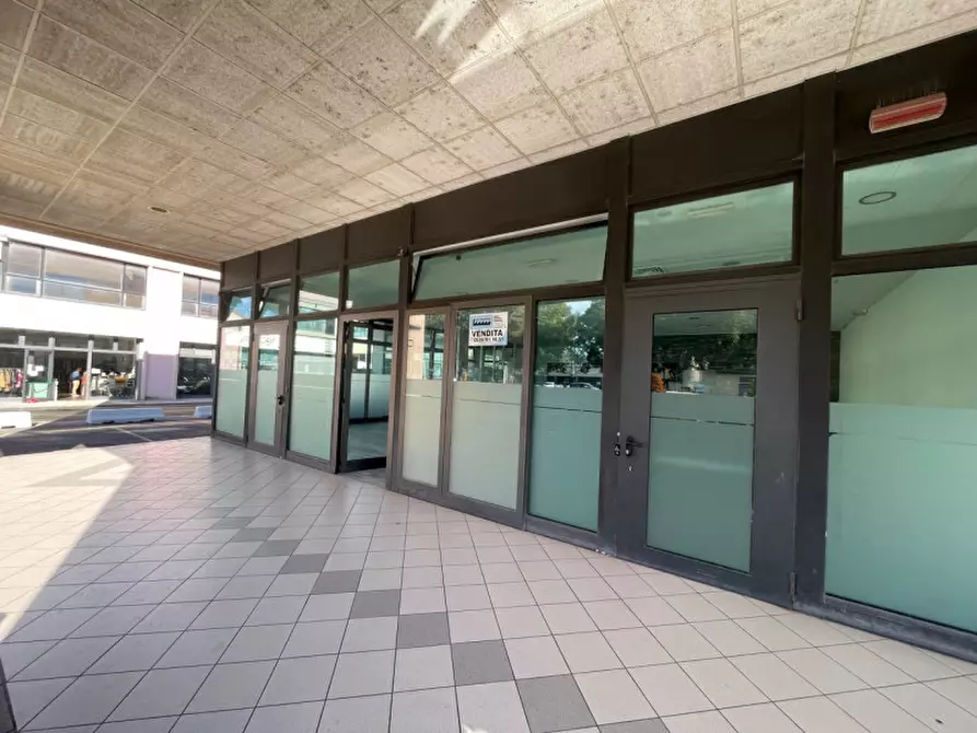 Immagine 3 di Negozio in vendita  in Via Regina Pacis a Sassuolo