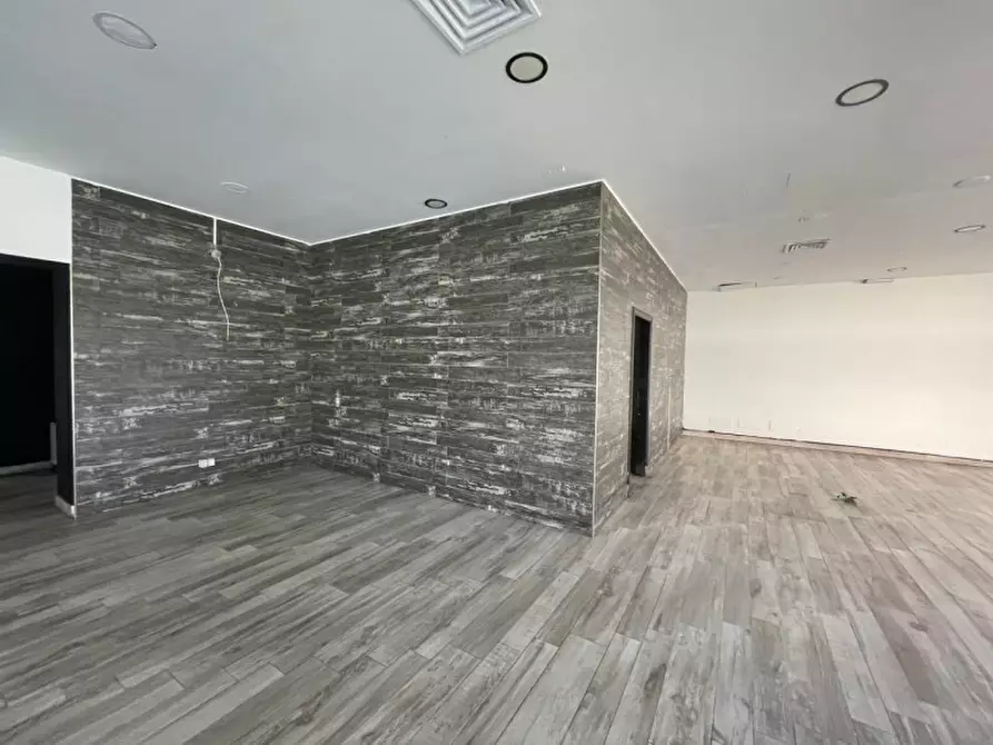 Immagine 10 di Negozio in vendita  in Via Regina Pacis a Sassuolo