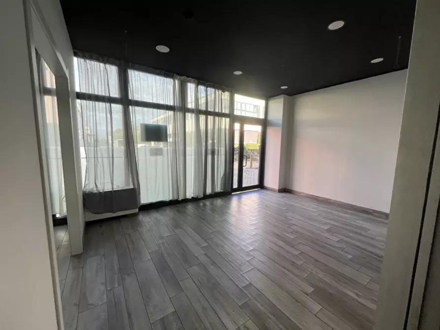 Immagine 11 di Negozio in vendita  in Via Regina Pacis a Sassuolo