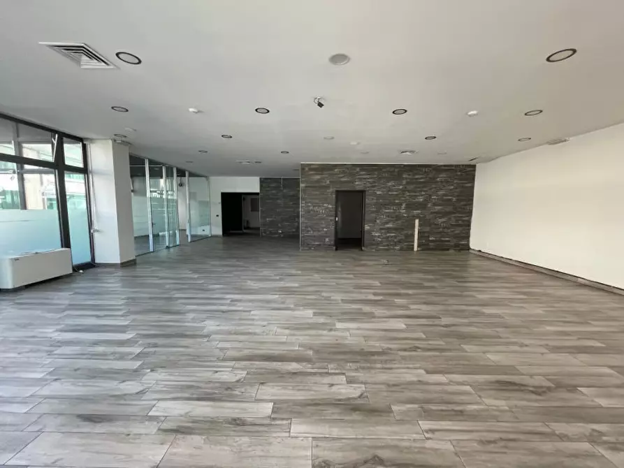 Immagine 14 di Negozio in vendita  in Via Regina Pacis a Sassuolo