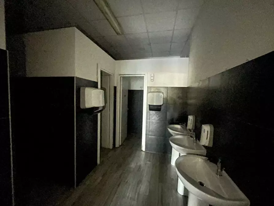 Immagine 17 di Negozio in vendita  in Via Regina Pacis a Sassuolo