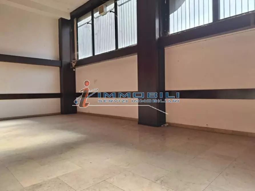 Immagine 1 di Attività commerciale in affitto  in VIA VITTOR PISANI a Milano