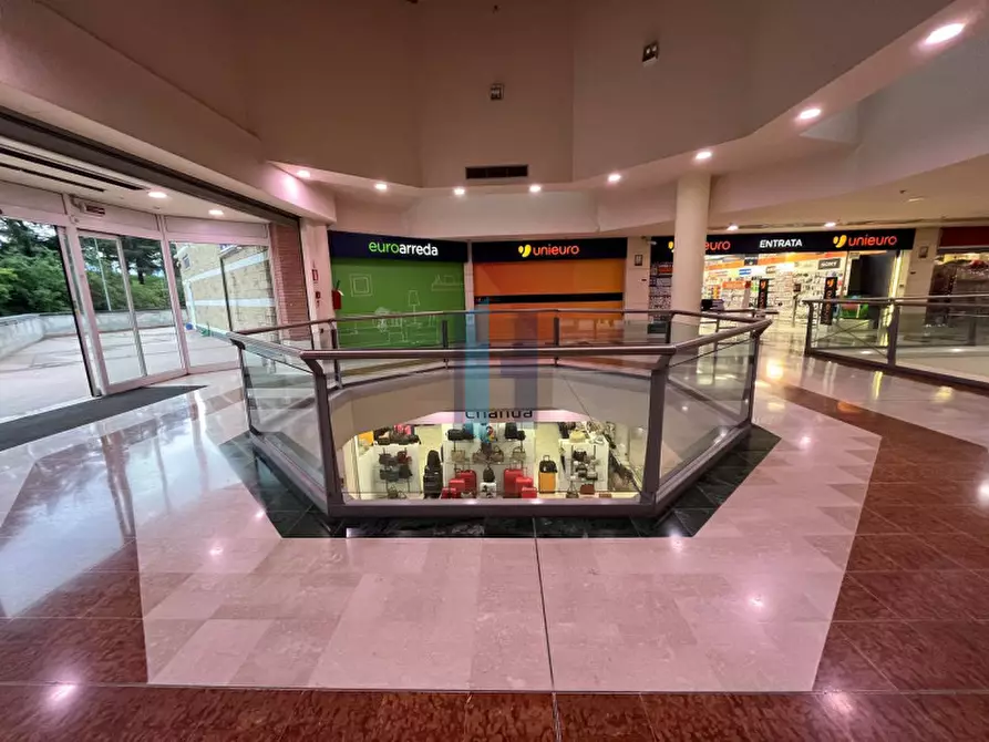 Immagine 2 di Attività commerciale in vendita  in Via Roma a Corte Franca