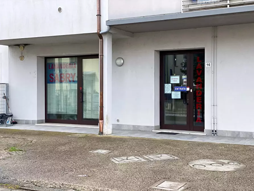 Immagine 1 di Negozio in vendita  in Via Lolli a Mirandola
