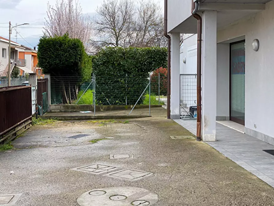 Immagine 3 di Negozio in vendita  in Via Lolli a Mirandola