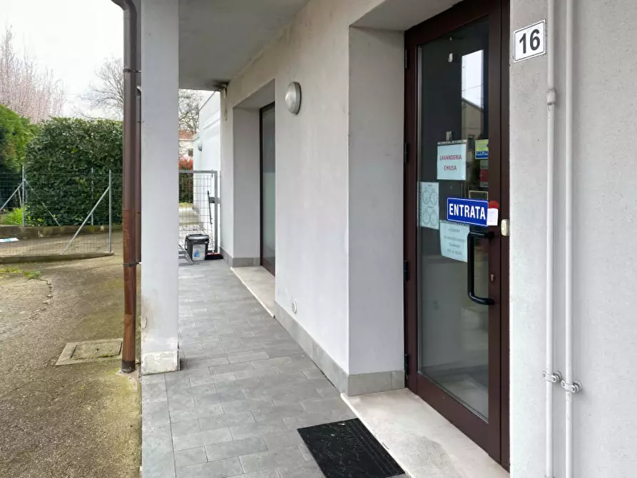 Immagine 4 di Negozio in vendita  in Via Lolli a Mirandola