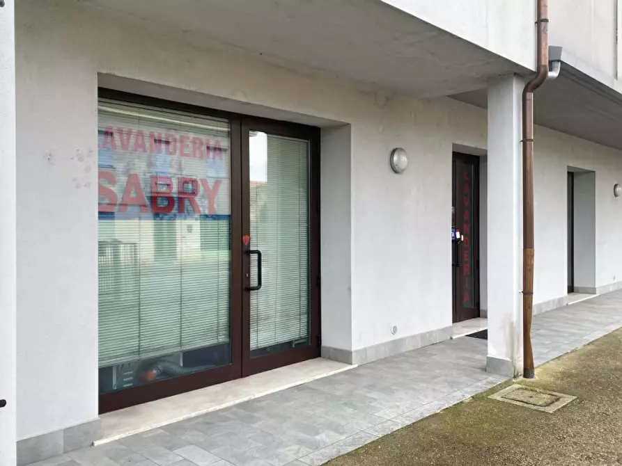 Immagine 5 di Negozio in vendita  in Via Lolli a Mirandola