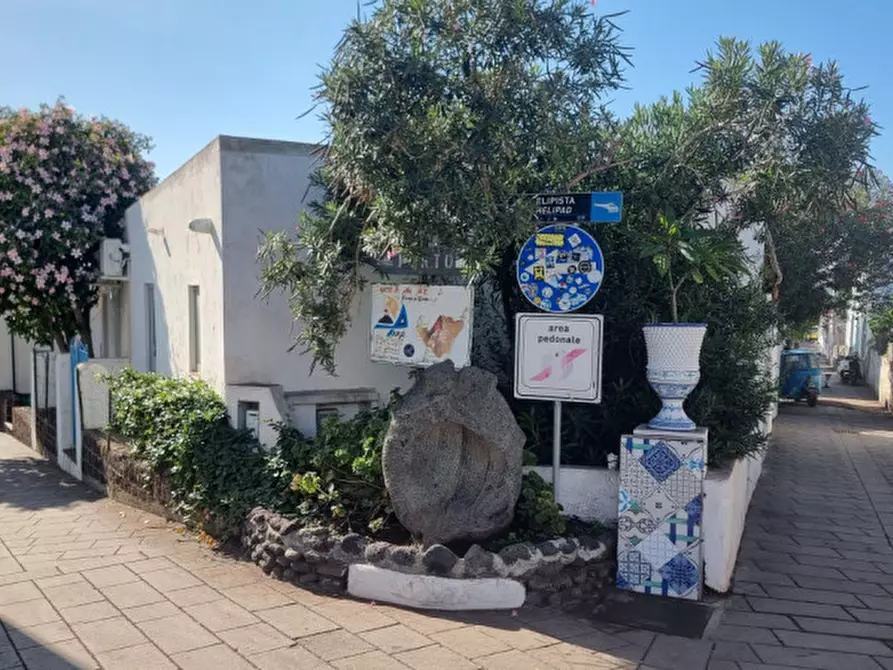 Immagine 3 di Negozio in vendita  in VIA ROMA, SNC a Lipari