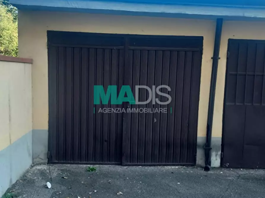 Immagine 1 di Garage in vendita  in via metauro a Prato