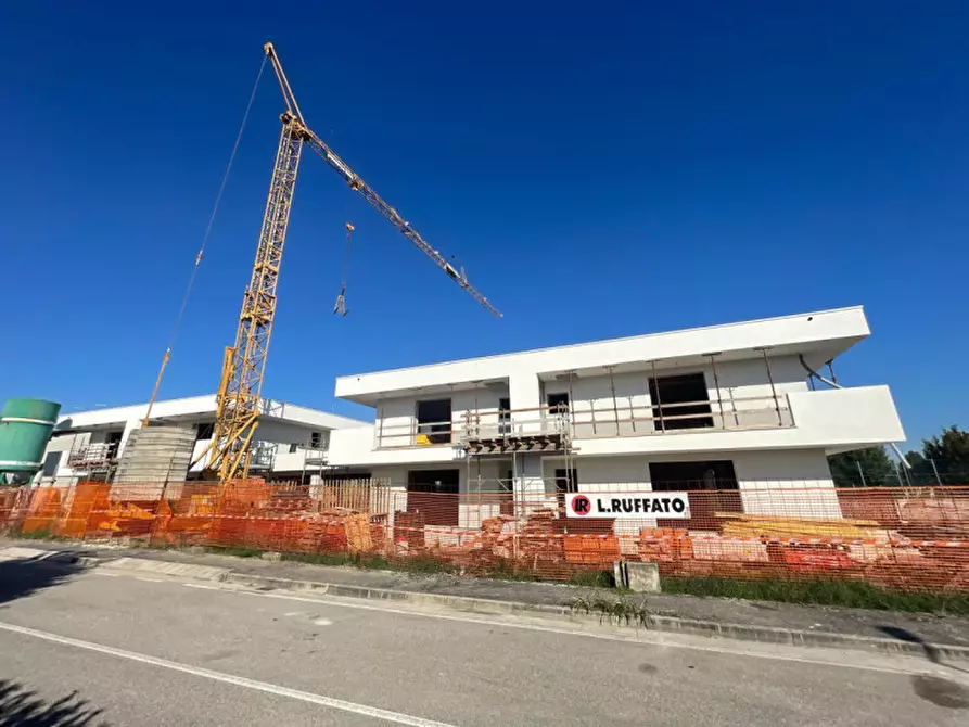 Immagine 1 di Casa bifamiliare in vendita  in Via Cavallieri Vittorio Veneto a Camisano Vicentino