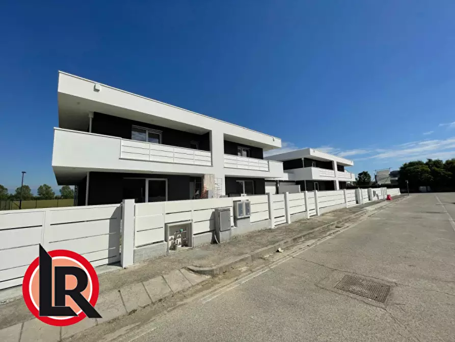 Immagine 1 di Casa bifamiliare in vendita  in Via Cavallieri Vittorio Veneto a Camisano Vicentino