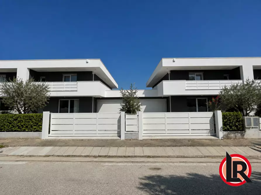 Immagine 2 di Casa bifamiliare in vendita  in Via Cavallieri Vittorio Veneto a Camisano Vicentino