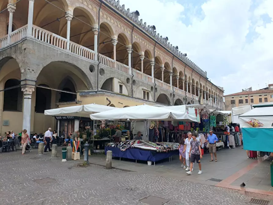 Immagine 1 di Attività commerciale in affitto  in SOTTO IL SALONE a Padova