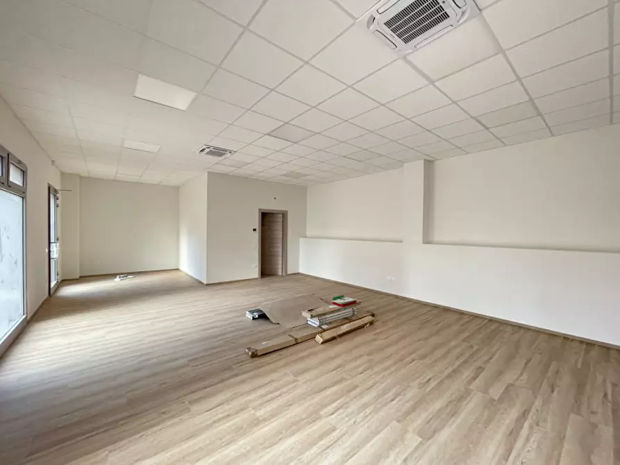 Immagine 2 di Ufficio in vendita  a Suzzara