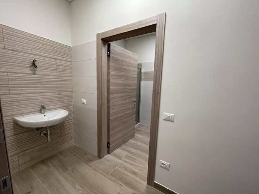 Immagine 4 di Ufficio in vendita  a Suzzara