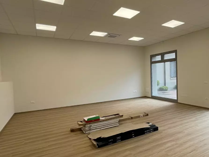 Immagine 8 di Ufficio in vendita  a Suzzara