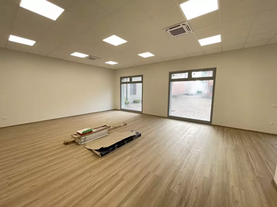 Immagine 9 di Ufficio in vendita  a Suzzara