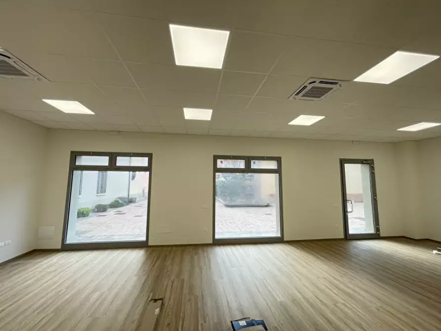 Immagine 10 di Ufficio in vendita  a Suzzara