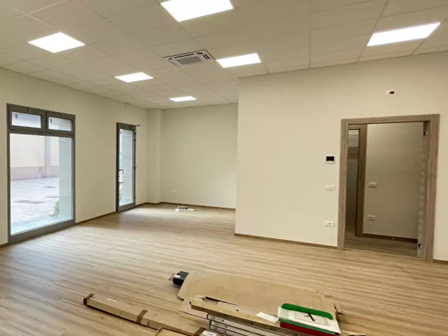 Immagine 11 di Ufficio in vendita  a Suzzara