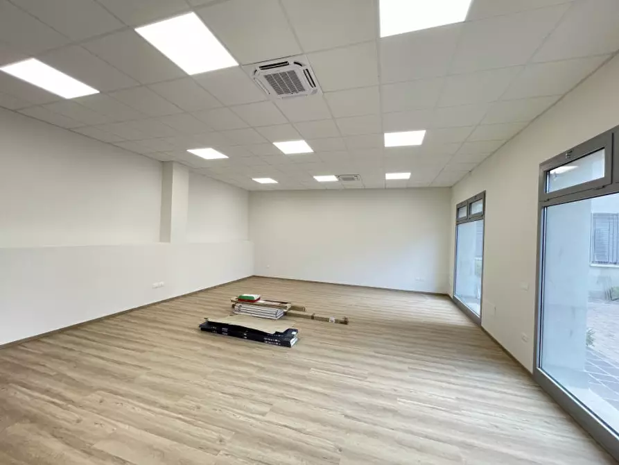 Immagine 12 di Ufficio in vendita  a Suzzara